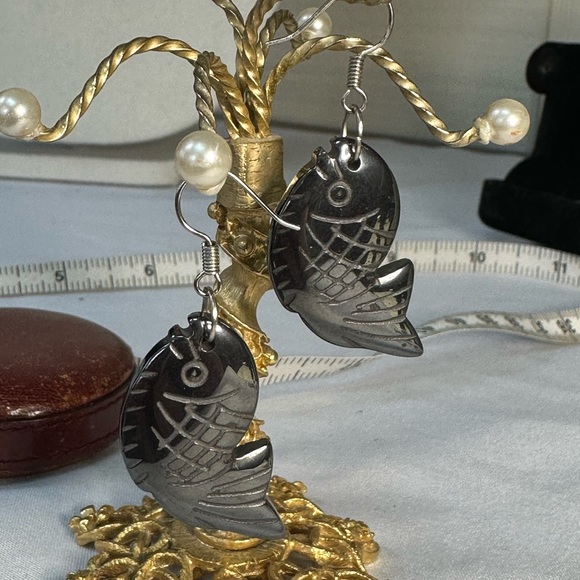 Carved gunmetal gray fish earrings - Picture 5 of 5